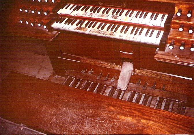 CATHEDRALE D ORAN LES ORGUES ET SA CONSOLE.JPG